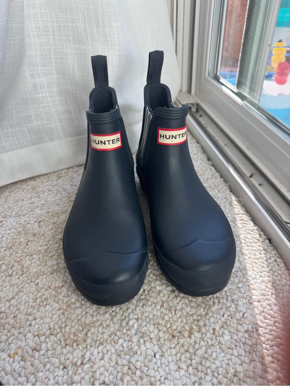 Hunter youth size 6 Black Chelsea Rain Boots with Red Logo Trim